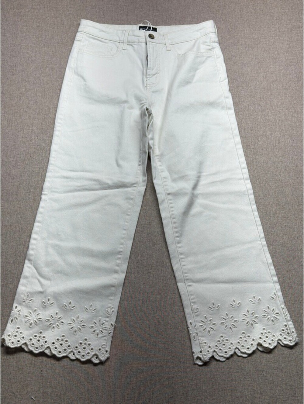 Free Assembly Women's Size 6 White Eyelet Embroidered Hem Jeans NWT Flaw
